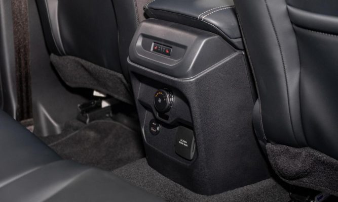 Ford Everest Platinum Mới 2.0L AT 4X4