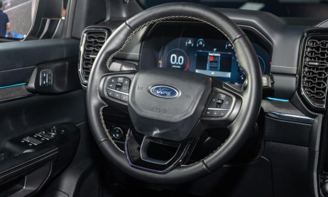 Ford Everest Platinum Mới 2.0L AT 4X4